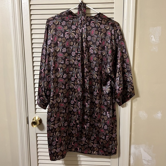 Victoria’s Secret robe size XS/S - black paisley pattern - Picture 3 of 3